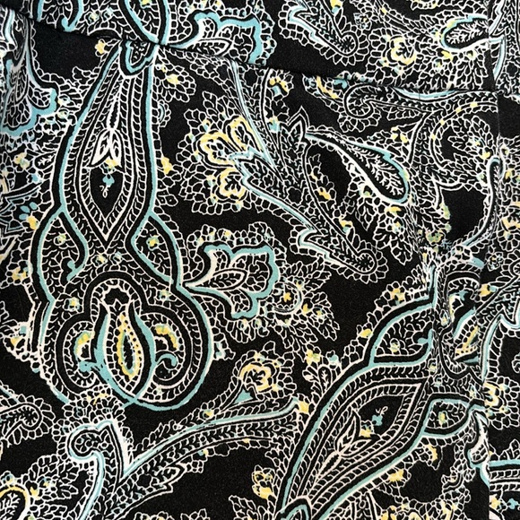 Liz Claiborne Capri Pants. 12P - Picture 2 of 4